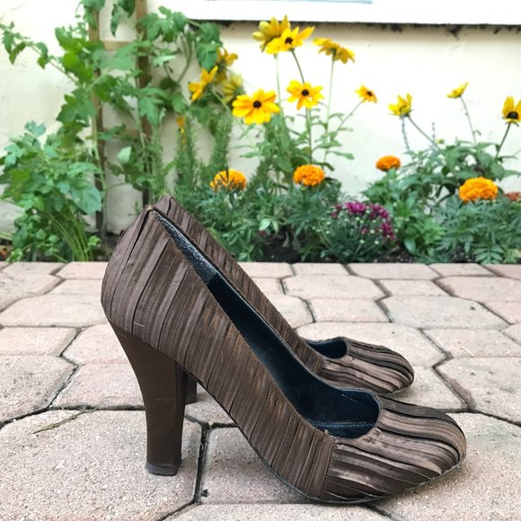 Kenneth Cole Unlisted Brown Satin Pumps - Size 7.5 - Picture 2 of 3